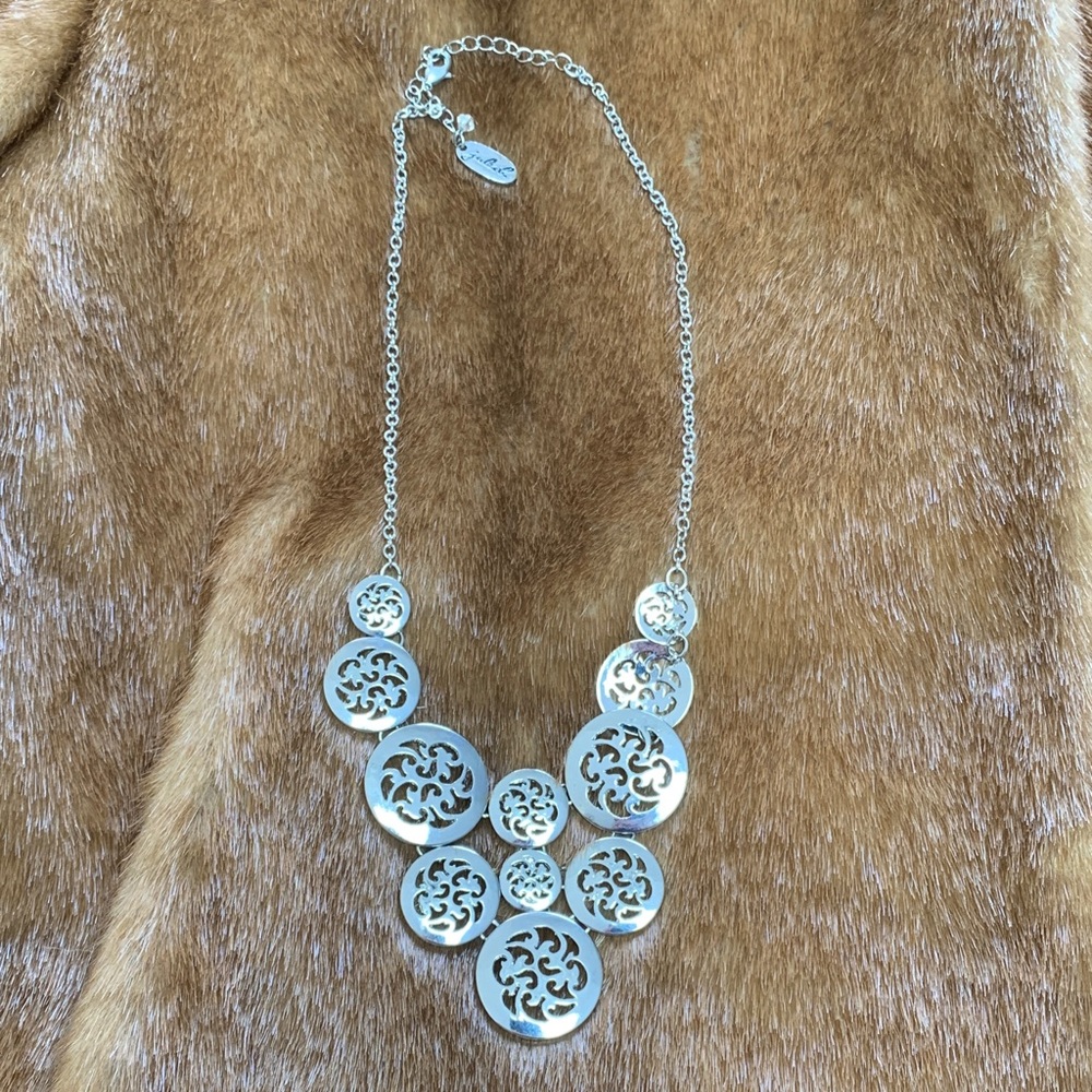 Elegant Stylish Silver Necklace with Intricate Design.Pre-owned. Excellent Cond.